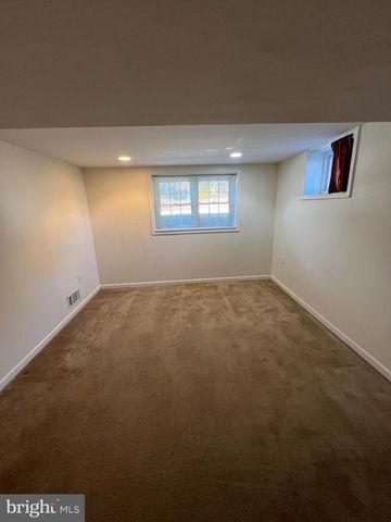 401 MOOREFIELD RD SW, Vienna, VA 22180