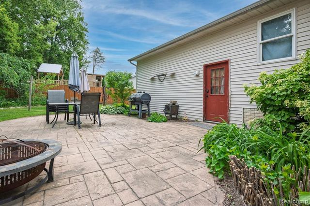 475 Dailey Court, Fowlerville, MI 48836