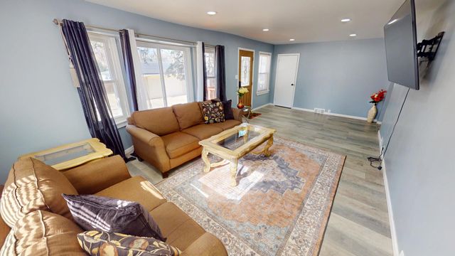 176 E Grand Avenue, Fox Lake, IL 60020