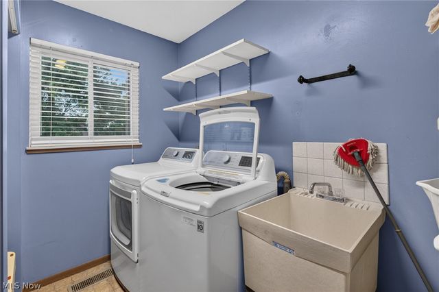 19029 Hunters Pointe Drive, Strongsville, OH 44136