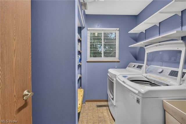 19029 Hunters Pointe Drive, Strongsville, OH 44136