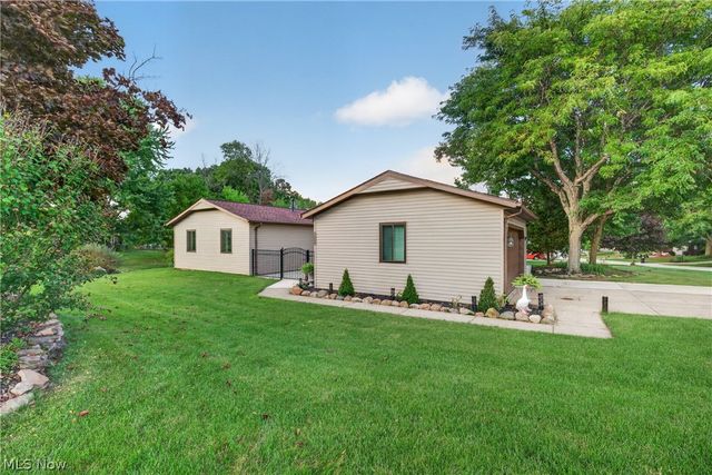 19029 Hunters Pointe Drive, Strongsville, OH 44136