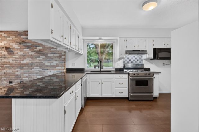 19029 Hunters Pointe Drive, Strongsville, OH 44136