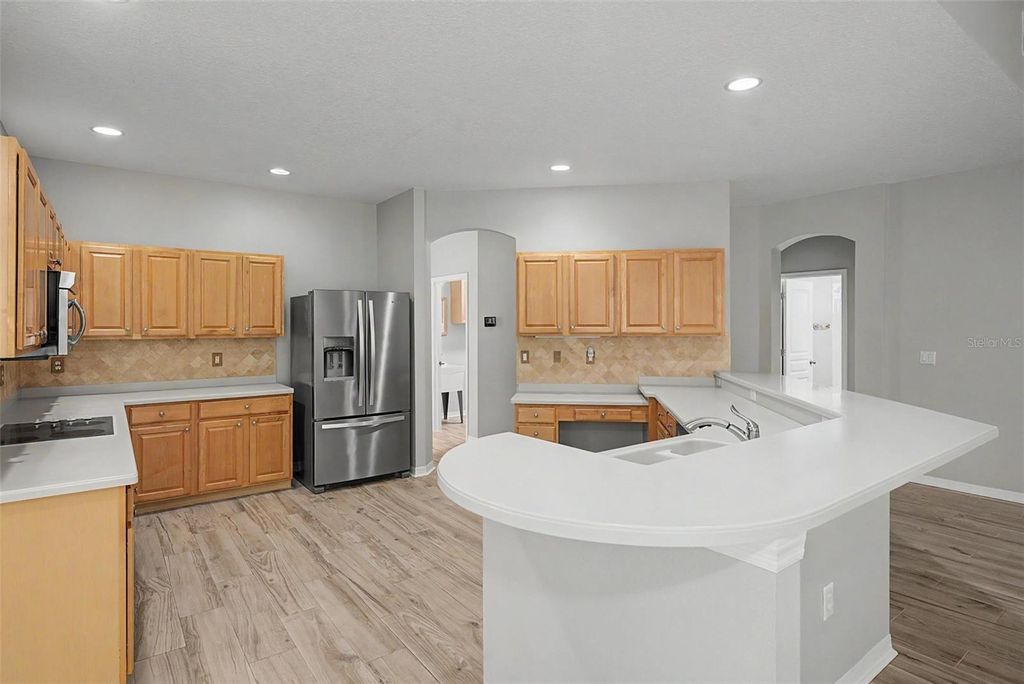 Image 11 of property listing at 19205 AUTUMN WOODS AVENUE, Tampa, FL 33647