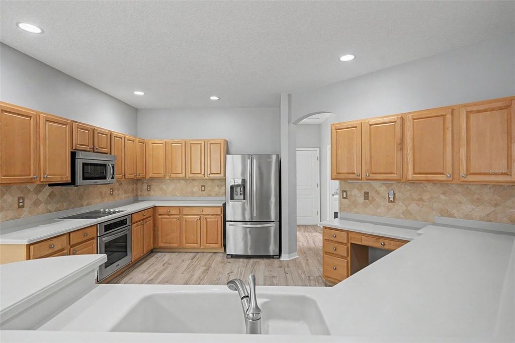 Image 12 of property listing at 19205 AUTUMN WOODS AVENUE, Tampa, FL 33647