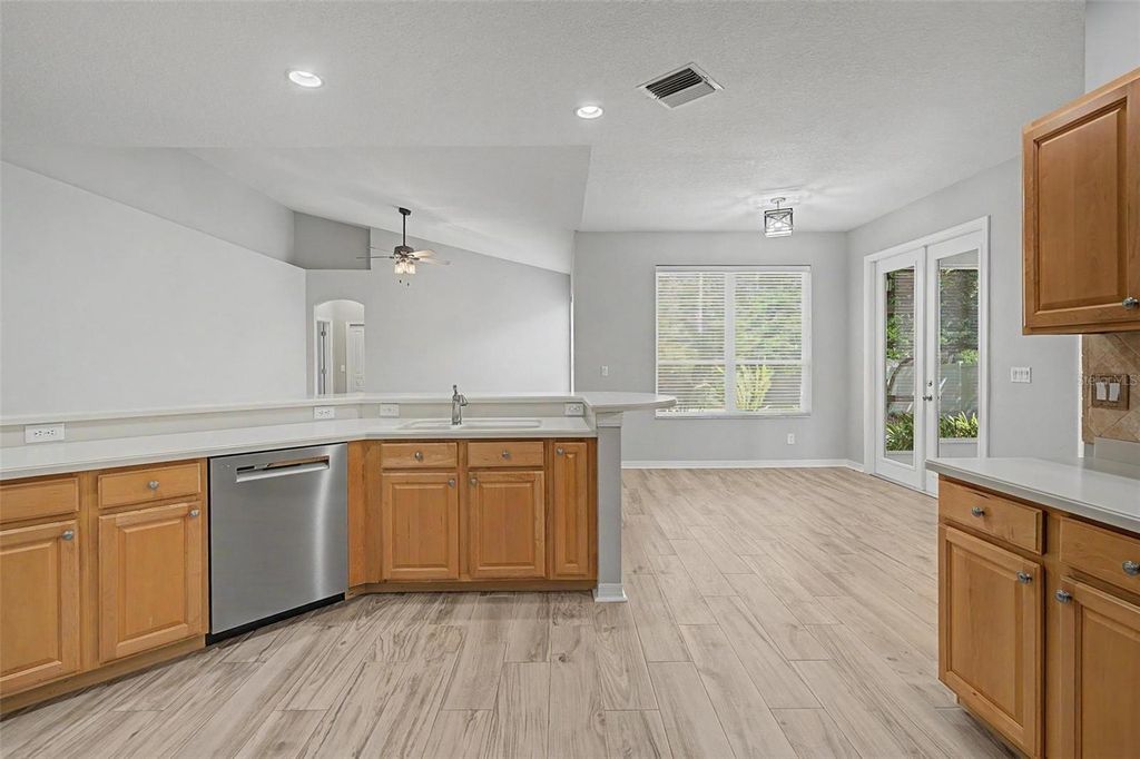 Image 14 of property listing at 19205 AUTUMN WOODS AVENUE, Tampa, FL 33647
