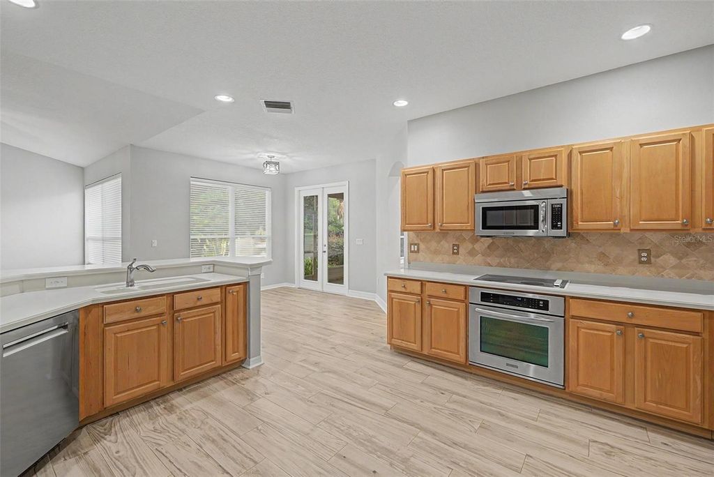 Image 15 of property listing at 19205 AUTUMN WOODS AVENUE, Tampa, FL 33647