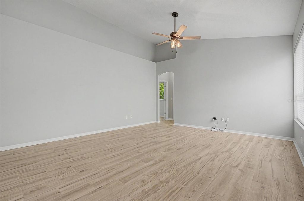Image 20 of property listing at 19205 AUTUMN WOODS AVENUE, Tampa, FL 33647