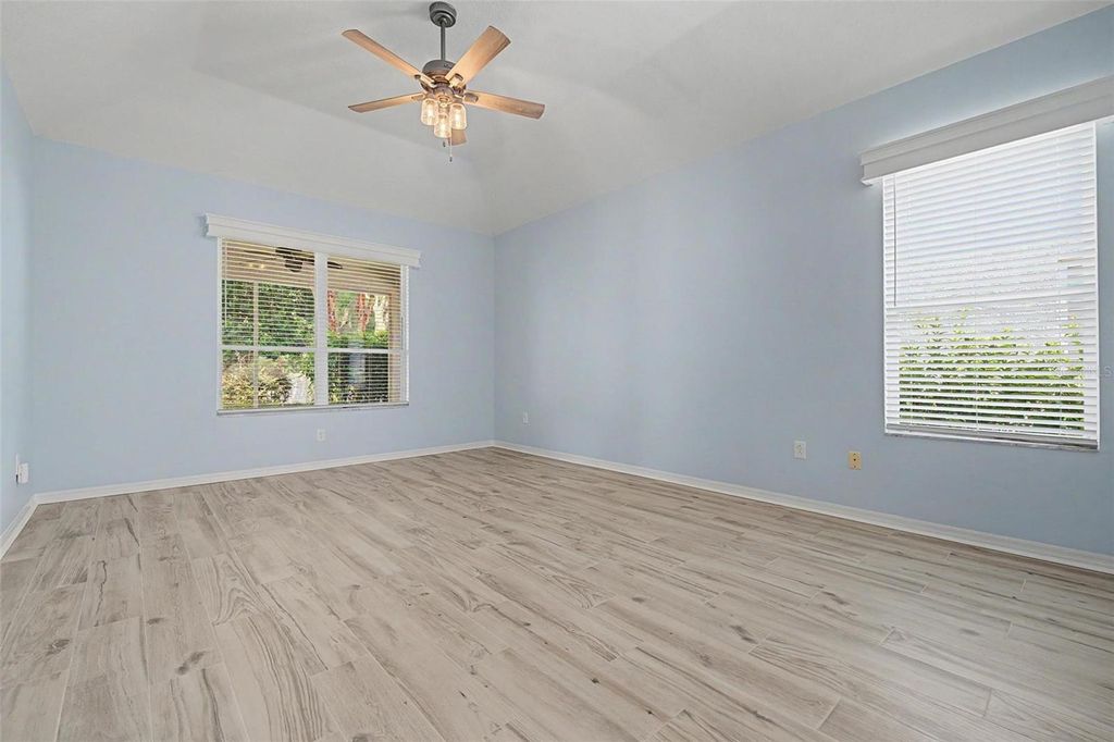 Image 23 of property listing at 19205 AUTUMN WOODS AVENUE, Tampa, FL 33647