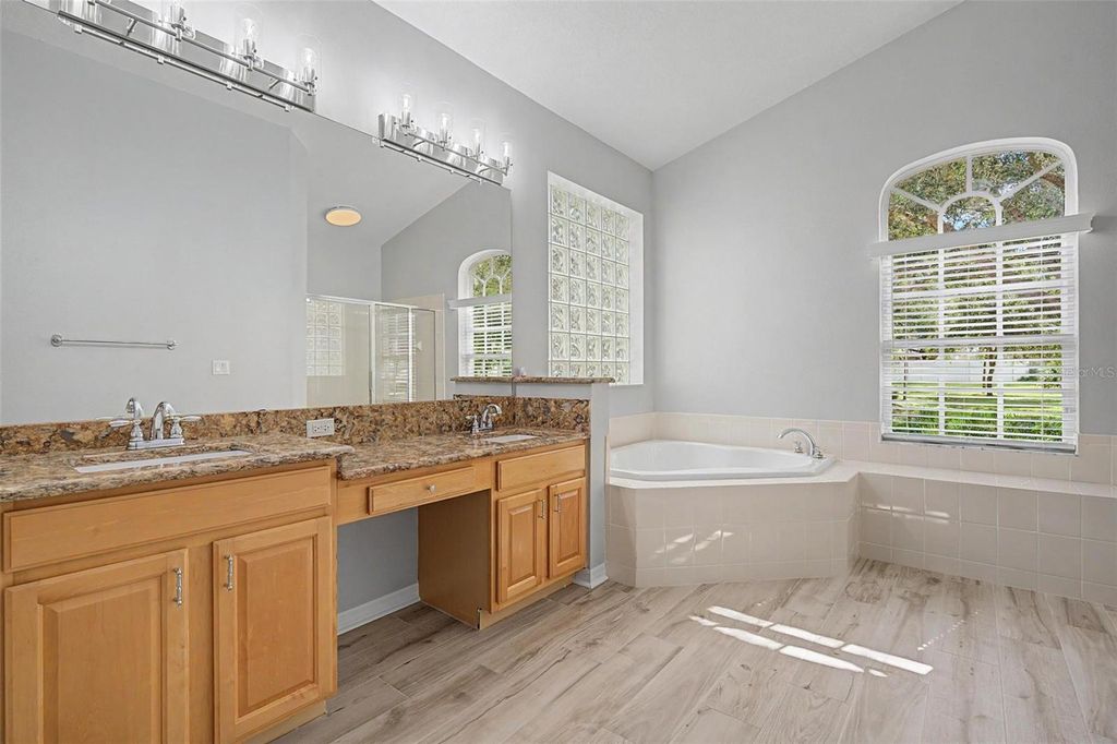 Image 24 of property listing at 19205 AUTUMN WOODS AVENUE, Tampa, FL 33647