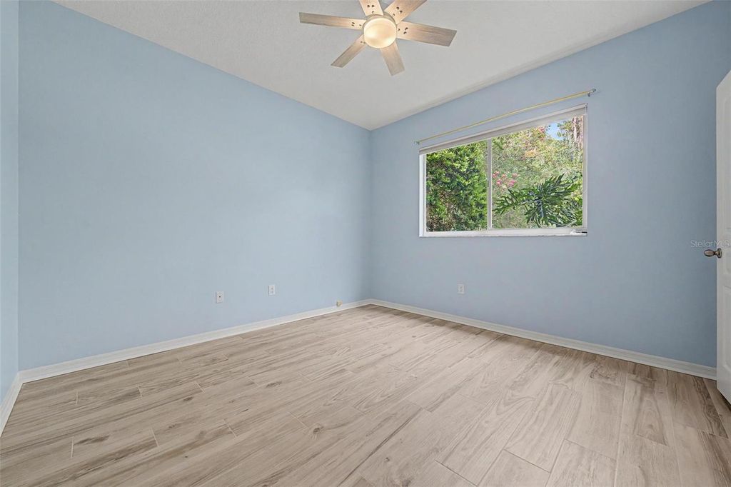 Image 31 of property listing at 19205 AUTUMN WOODS AVENUE, Tampa, FL 33647