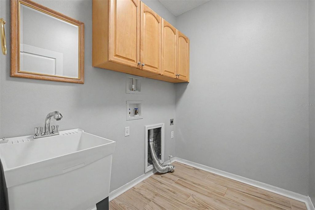 Image 33 of property listing at 19205 AUTUMN WOODS AVENUE, Tampa, FL 33647