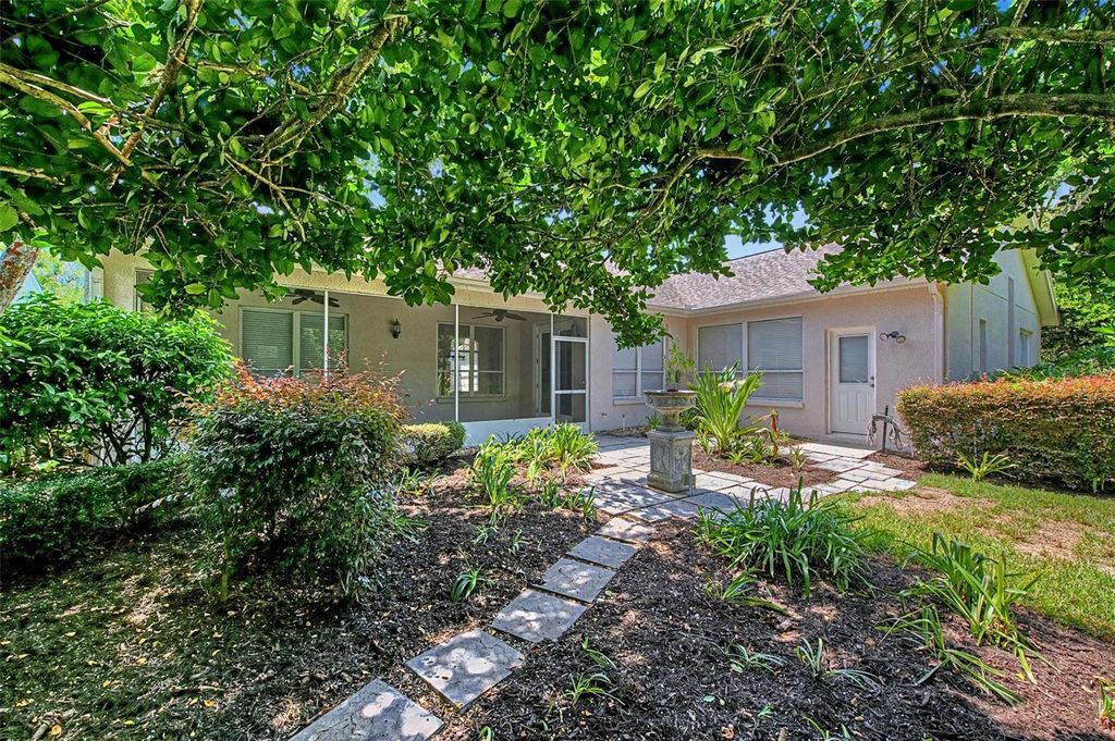 Image 37 of property listing at 19205 AUTUMN WOODS AVENUE, Tampa, FL 33647