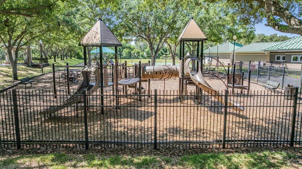 Image 65 of property listing at 19205 AUTUMN WOODS AVENUE, Tampa, FL 33647