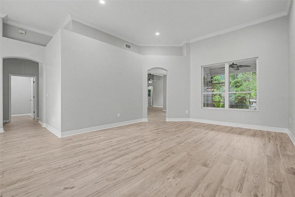 Image 9 of property listing at 19205 AUTUMN WOODS AVENUE, Tampa, FL 33647