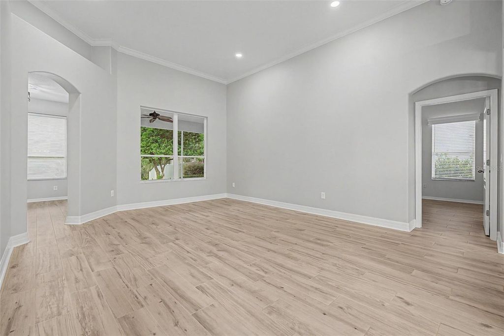Image 10 of property listing at 19205 AUTUMN WOODS AVENUE, Tampa, FL 33647