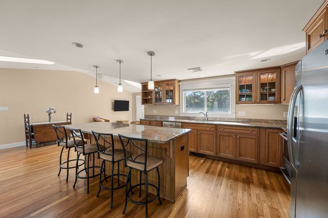 54 Lucerne Ave, Falmouth, MA 02540