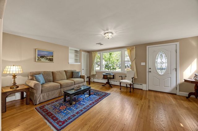 54 Lucerne Ave, Falmouth, MA 02540