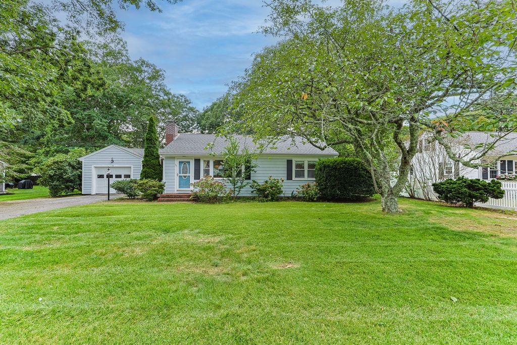 54 Lucerne Ave, Falmouth, MA 02540