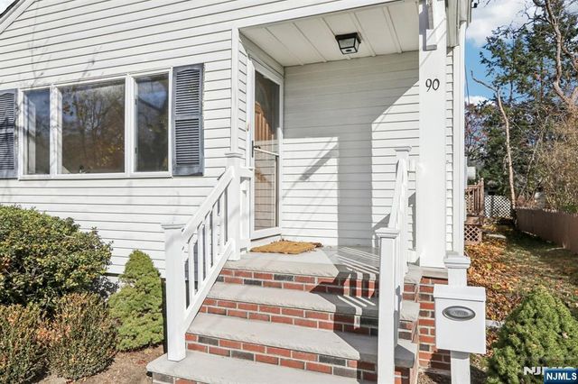 90 Greenway Road, Glen Rock, NJ 07452