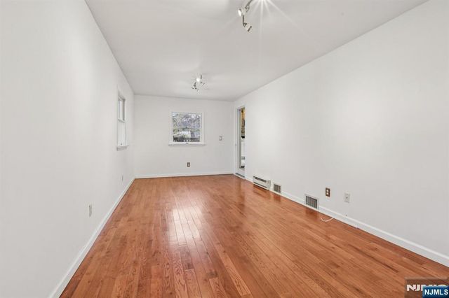 90 Greenway Road, Glen Rock, NJ 07452