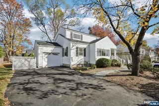 90 Greenway Road, Glen Rock, NJ 07452