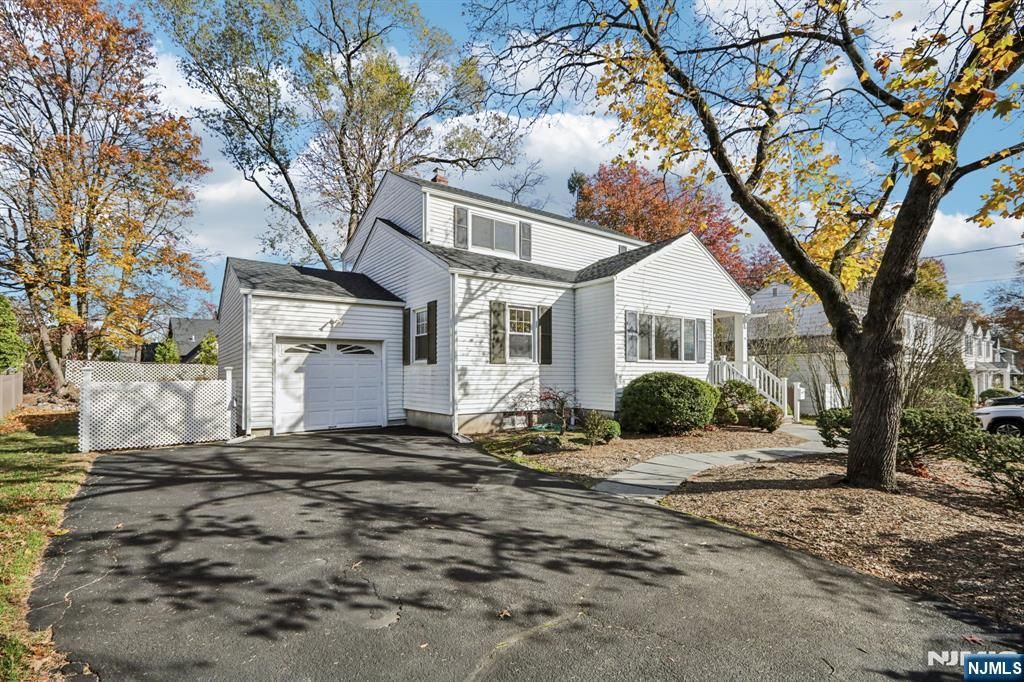 90 Greenway Road, Glen Rock, NJ 07452