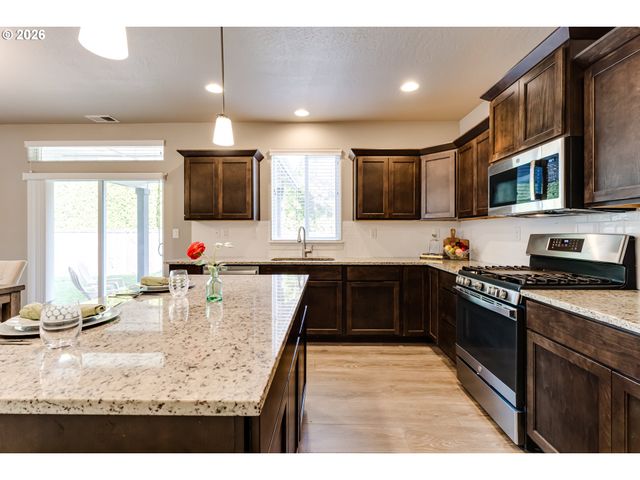 1375 LORIEN Ln, Eugene, OR 97404