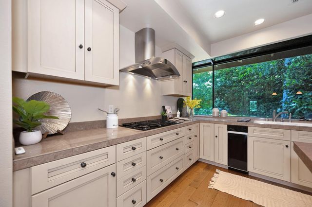 11390 Huntington Village Ln, Gold River, CA 95670