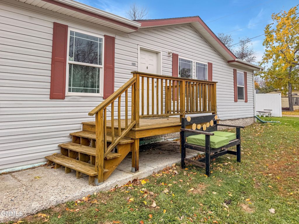 103 4th Avenue NE, Crosby, ND 58730 photo 2