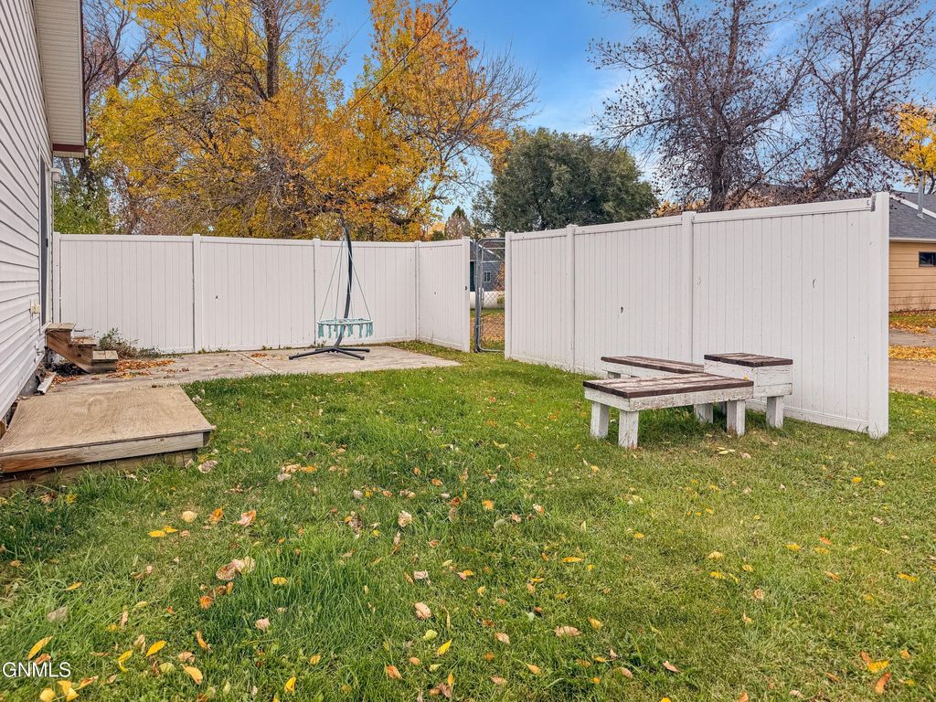 103 4th Avenue NE, Crosby, ND 58730 photo 3