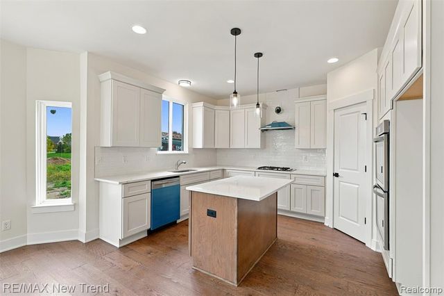 24454 Pembrooke Drive, South Lyon, MI 48178