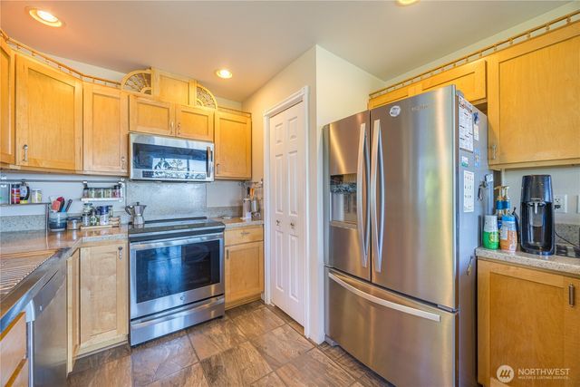 80 Sunshine Plaza, Sequim, WA 98382