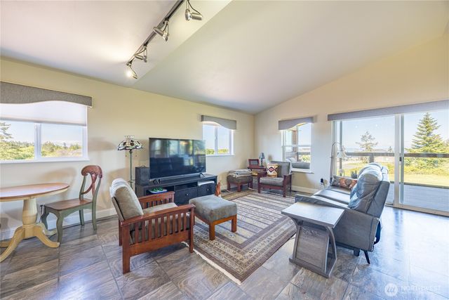 80 Sunshine Plaza, Sequim, WA 98382