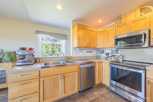 80 Sunshine Plaza, Sequim, WA 98382