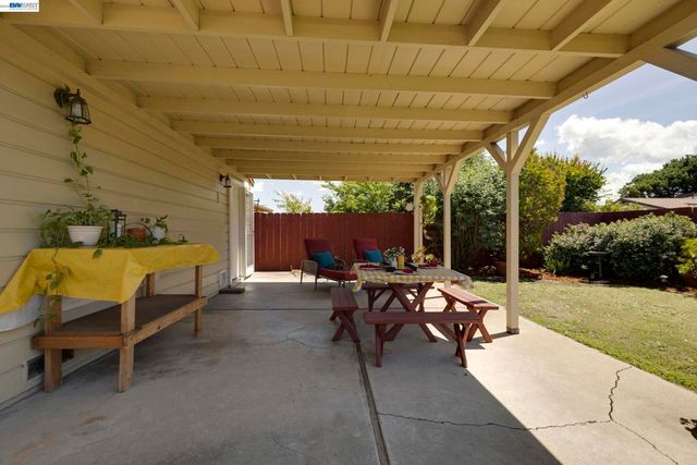 21146 Elm St, Castro Valley, CA 94546