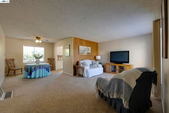 21146 Elm St, Castro Valley, CA 94546