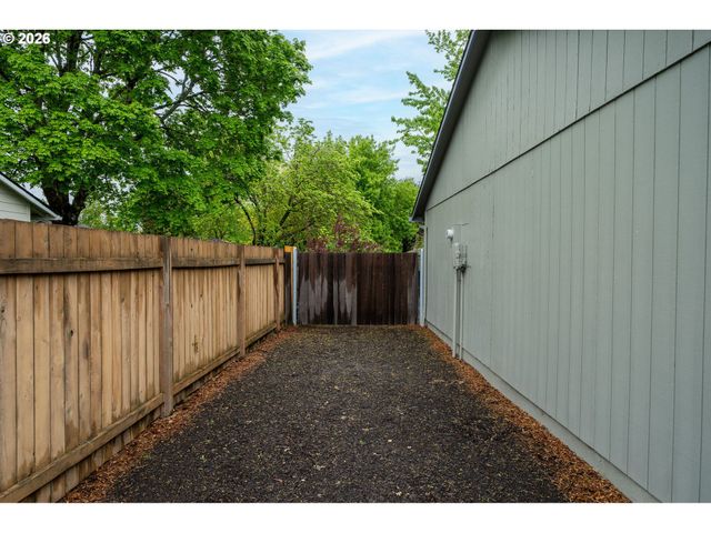 1927 Ne THOMAS St, Hillsboro, OR 97124