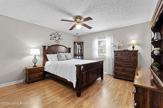 8310 Delightful Ct, Louisville, KY 40291