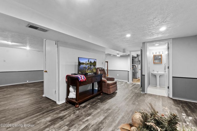 8310 Delightful Ct, Louisville, KY 40291