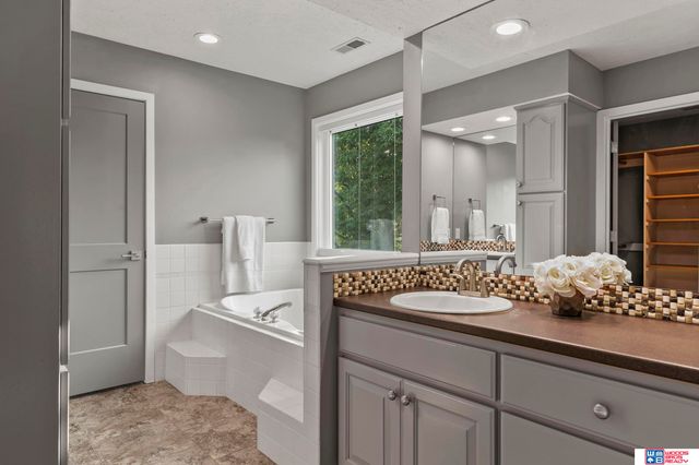 7125 Beaver Hollow Circle, Lincoln, NE 68516