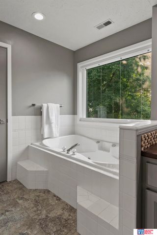 7125 Beaver Hollow Circle, Lincoln, NE 68516