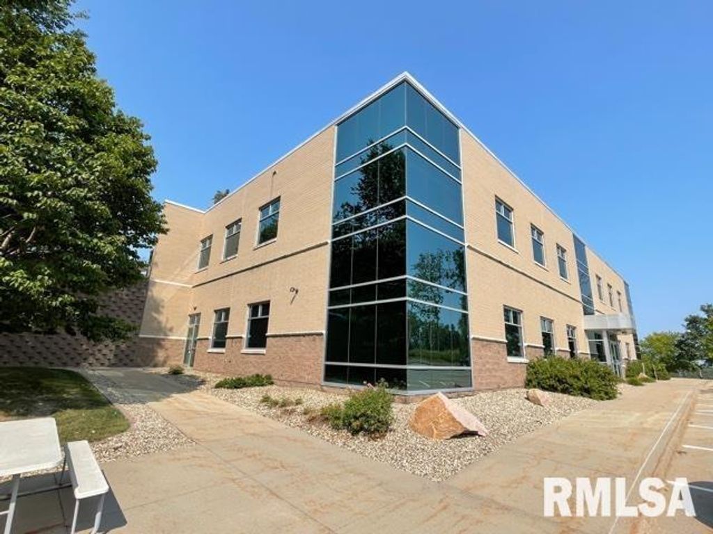 1065 SIERRA Court, Cedar Rapids, IA 52402 — photo 2