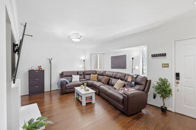 1950 Augusta Drive, Houston, TX 77057