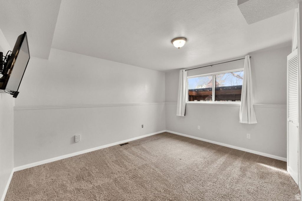 Image 14 of property listing at 6183 S 2375 E, South Ogden, UT 84403