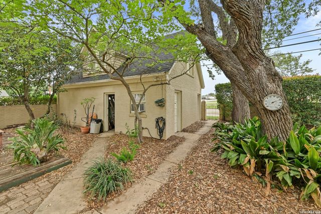 403 E BOWIE, Luling, TX 78648