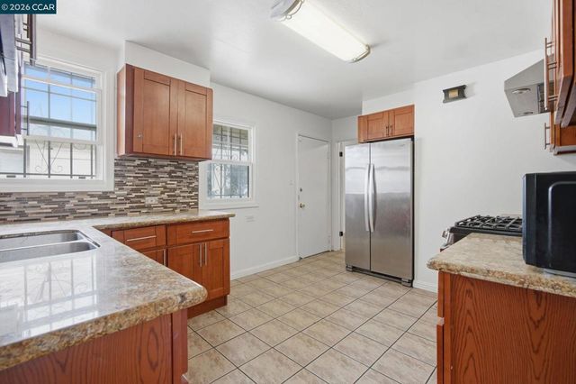 6719 Eastlawn St, Oakland, CA 94621