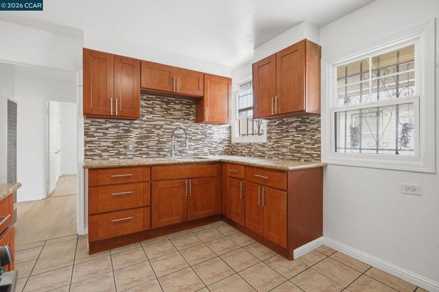 6719 Eastlawn St, Oakland, CA 94621