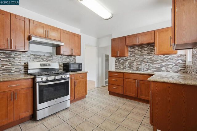 6719 Eastlawn St, Oakland, CA 94621