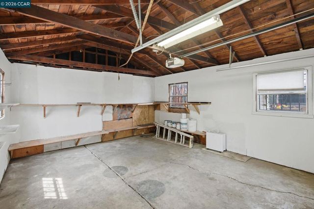 6719 Eastlawn St, Oakland, CA 94621